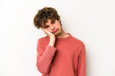 Beyaz arka planda izole edilmiş, sıkılmış, yorgun ve dinlenmeye ihtiyacı olan genç beyaz bir adam..