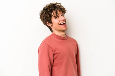 Beyaz arka planda izole edilmiş beyaz bir adam. Kendine güveniyor. Kalçaları tutuyor..