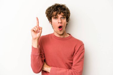 Beyaz arka planda izole genç beyaz adam bir fikri, ilham konsepti var.