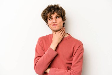 Beyaz arka planda izole edilmiş genç beyaz bir adam virüs veya enfeksiyon yüzünden boğazında ağrı hissediyor..