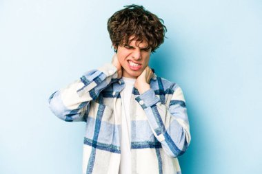 Kafkasyalı genç bir adam mavi arka planda izole edilmiş. Durağan yaşam tarzından dolayı boyun ağrısı çekiyor..