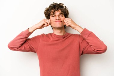 Beyaz arka planda izole genç beyaz adam iki seçenek arasında şüphe.