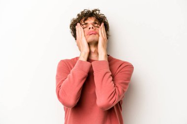 Beyaz arka planda ağlayan ve sızlanan beyaz tenli genç bir adam var..