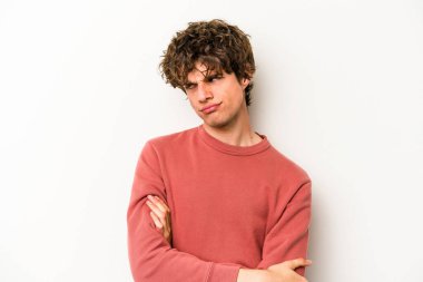 Beyaz arka planda izole genç beyaz adam tekrarlanan bir görevden yoruldu.