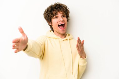 Beyaz arka planda izole edilmiş genç beyaz adam kameraya sarıldığı için kendinden emin hissediyor..