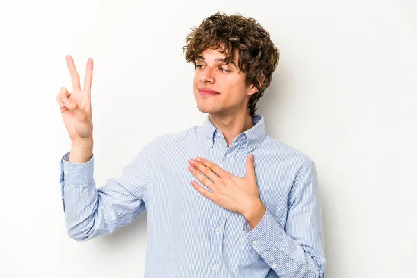 Junger Kaukasischer Mann Auf Weißem Hintergrund Der Einen Eid Ablegt — Stockfoto