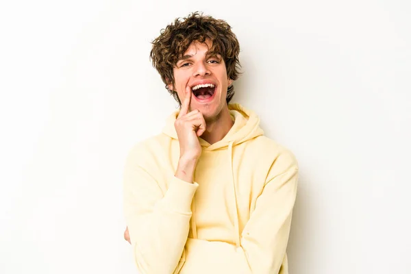 Joven Hombre Caucásico Aislado Sobre Fondo Blanco Sonriendo Feliz Confiado — Foto de Stock