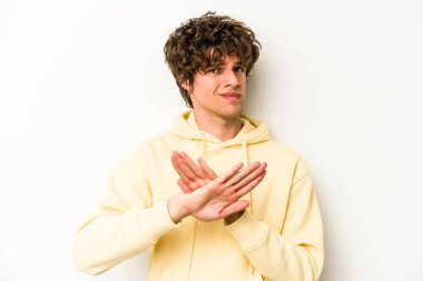 Beyaz arka planda izole genç beyaz adam inkar jesti yapıyor.