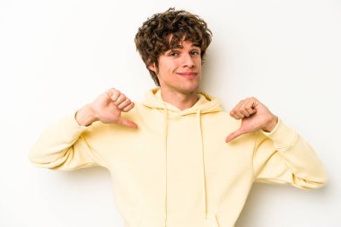 Beyaz arka planda izole edilmiş genç beyaz adam baş parmağını aşağı gösteriyor, hayal kırıklığı konsepti..