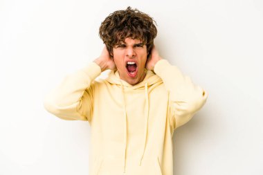 Beyaz arka planda izole olmuş genç beyaz bir adam çığlık atıyor, çok heyecanlı, tutkulu, bir şeyden memnun..