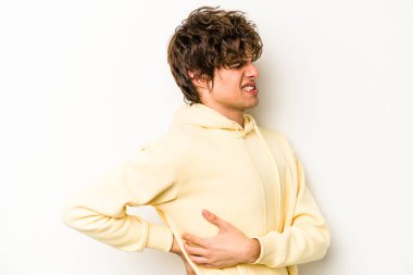 Beyaz arka planda izole edilmiş beyaz bir adam sırt ağrısı çekiyor..