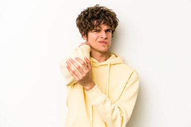 Beyaz arka planda izole olmuş genç beyaz bir adam stresten dolayı boynu ağrıyor, masaj yapıyor ve elle dokunuyor..