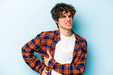 Mavi arka planda karaciğer ağrısı çeken, karnı ağrıyan genç beyaz bir adam..