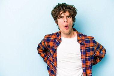 Kafkasyalı genç adam mavi arka planda izole edilmişti. Gördüğü bir şey yüzünden şok olmuştu..