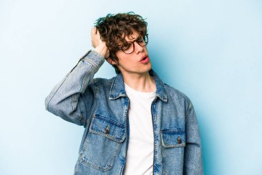 Mavi arka planda izole genç beyaz adam şok oldu, o önemli bir toplantı hatırladı.