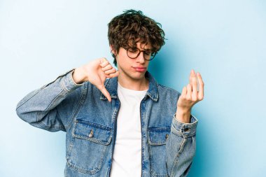 Kafkasyalı genç adam mavi arka planda izole edilmiş..