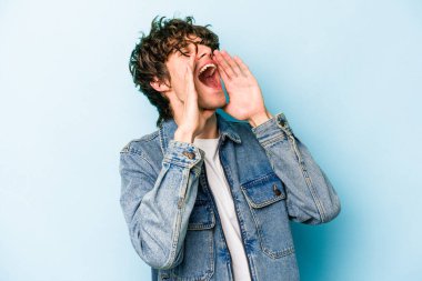 Mavi arka planda izole edilmiş beyaz bir adam heyecanlı bir şekilde bağırıyor..