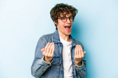 Kafkasyalı genç adam mavi arka planda izole edilmiş seni işaret ediyor sanki davet ediliyormuş gibi..