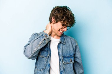 Kafkasyalı genç bir adam mavi arka planda izole edilmiş. Durağan yaşam tarzından dolayı boyun ağrısı çekiyor..