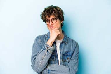 Mavi arka planda izole edilmiş genç beyaz adam virüs ya da enfeksiyon yüzünden boğazında ağrı hissediyor..