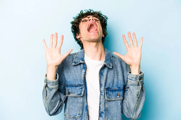 Giovane Uomo Caucasico Isolato Sfondo Blu Urlando Cielo Alzando Sguardo — Foto Stock