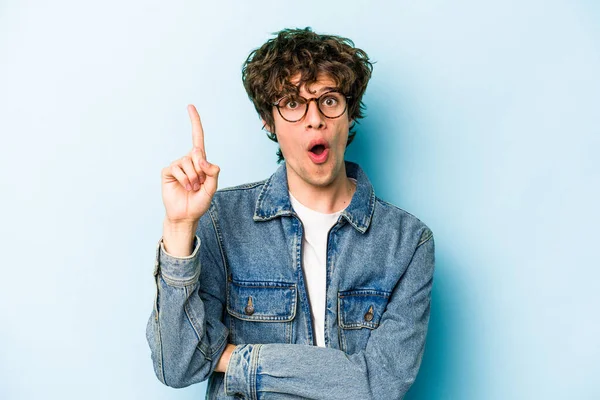 Joven Hombre Caucásico Aislado Sobre Fondo Azul Teniendo Una Idea —  Fotos de Stock