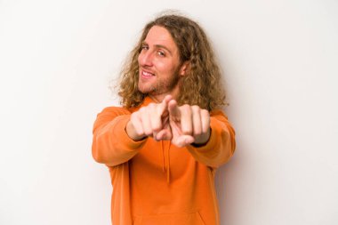 Beyaz arka planda izole edilmiş genç beyaz adam parmaklarıyla ön tarafı işaret ediyor..