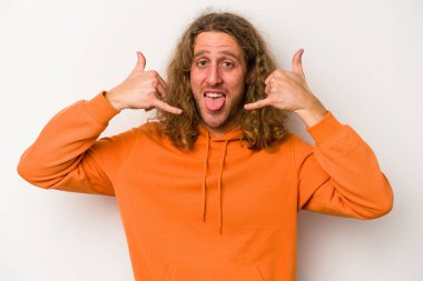 Beyaz arka planda izole edilmiş genç beyaz bir adam parmakları olan bir cep telefonu hareketi gösteriyor..