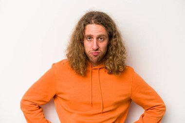 Beyaz arka planda soyutlanmış beyaz bir adam üzgün, ciddi bir yüz, mutsuz ve hoşnutsuz..