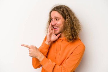 Beyaz arka planda izole edilmiş genç beyaz bir adam bir dedikodu söylüyor, bir haber sunuyor..