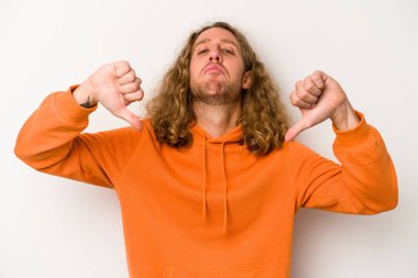 Beyaz arka planda izole edilmiş genç beyaz bir adam hoşlanmadığı bir jest yapıyor, kabul etmiyor. Anlaşmazlık konsepti.