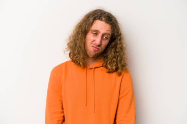 Beyaz arka planda izole edilmiş genç beyaz bir adam omuz silkiyor ve gözleri açık..