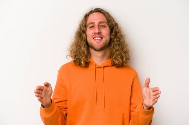 Beyaz arka planda izole edilmiş beyaz bir adam iki eliyle bir şey tutuyor..