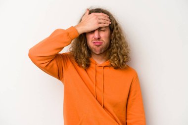 Beyaz arka planda izole edilmiş genç beyaz bir adam tapınaklara dokunuyor ve başı ağrıyor..