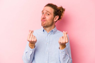 Pembe arka planda izole edilmiş genç beyaz adam, kadının hiç parası olmadığını gösteriyor..