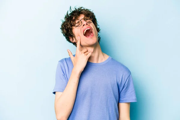 Jovem Caucasiano Isolado Fundo Azul Chorando Infeliz Com Algo Agonia — Fotografia de Stock