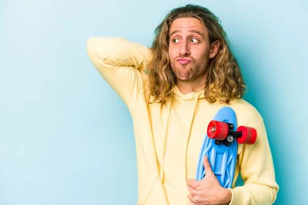 Jonge Schaatser Blanke Man Geïsoleerd Blauwe Achtergrond Aanraken Achterkant Van — Stockfoto