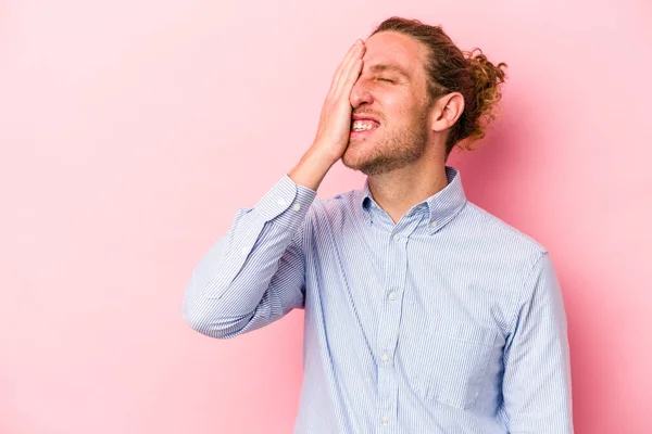 Young Caucasian Man Isolated Pink Background Laughing Happy Carefree Natural — Stock Photo, Image