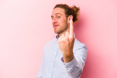 Pembe arka planda izole edilmiş genç beyaz adam sanki seni davet ediyormuş gibi seni işaret ediyor..