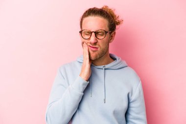 Pembe arka planda izole genç beyaz adam güçlü bir diş ağrısı, azıdişi ağrısı var..