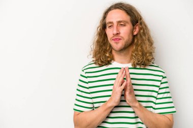 Kafkasyalı genç bir adam beyaz arka planda izole edildi. Aklında bir plan oluşturdu..