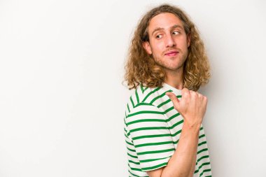 Beyaz arka planda izole genç beyaz adam parmak uzakta, gülüyor ve kaygısız.