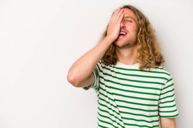 Beyaz arka planda izole olmuş genç beyaz bir adam gülüyor, kaygısız, doğal bir duygu..