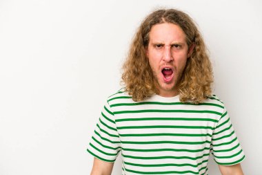 Beyaz arka planda izole genç beyaz adam çok kızgın, öfke kavramı bağırıyor, hayal kırıklığına uğramış.