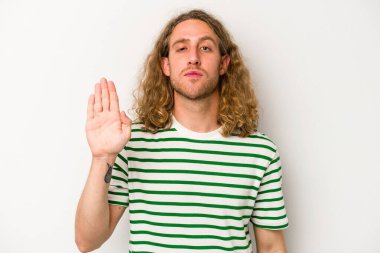Beyaz arka planda izole edilmiş genç beyaz bir adam elini uzatmış, dur işareti göstererek seni engelliyor..