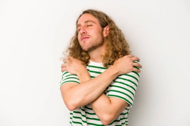 Beyaz arka planda izole edilmiş genç beyaz bir adam. Kucaklaşma, kaygısız gülümseme ve mutluluk..