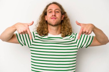 Beyaz arka planda izole edilmiş genç beyaz bir adam parmakları aşağıda, olumlu bir his var..