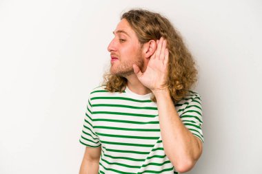 Beyaz arka planda izole edilmiş genç beyaz adam bir dedikoduyu dinlemeye çalışıyor..
