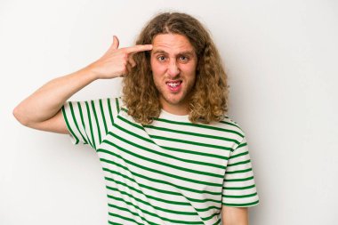 Beyaz arka planda izole edilmiş genç beyaz bir adam işaret parmağıyla hayal kırıklığı jesti gösteriyor..