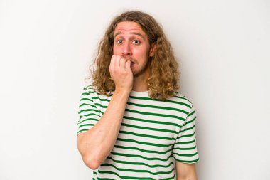 Beyaz arka planda izole edilmiş, tırnak yiyen, gergin ve endişeli genç bir beyaz adam..